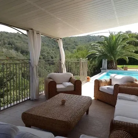 Villa Avec Vue Sur La à Sari-solenzara, Piscine Privée *